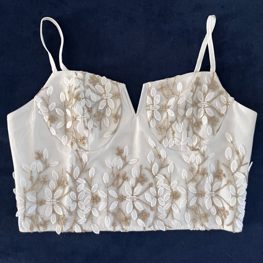 Super Cute! Elegant Floral Embroidered White and Gold Women's Top-NWOT